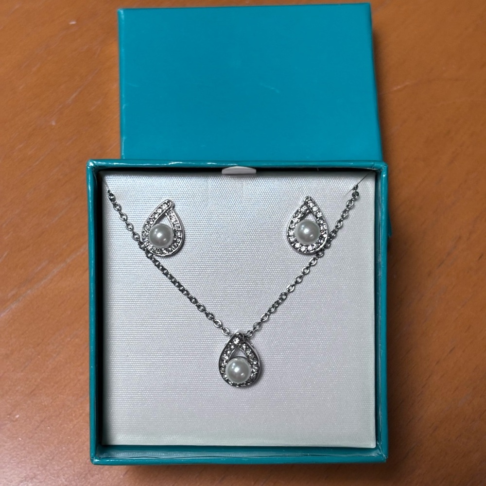 Vintage silver tone necklace and earrings set